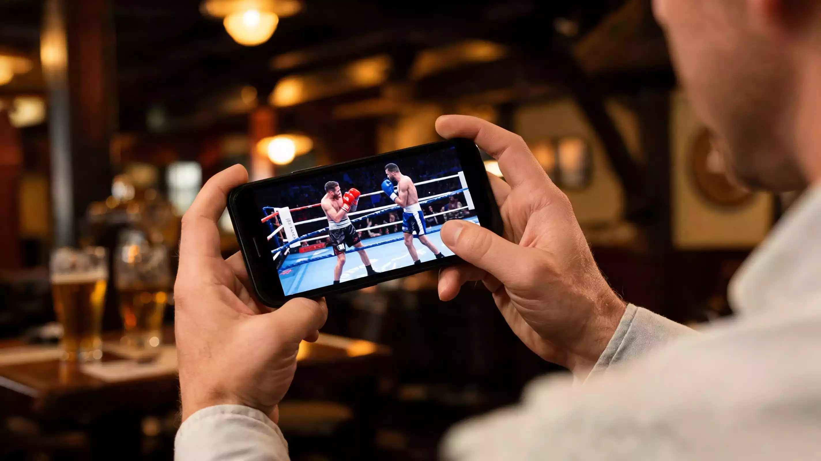 UK punter checking boxing betting odds on a mobile phone app